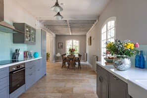 Fridge, microwave, oven, stovetop - Quiet 50's cottage - 12 p. - Private park & pool (Fourcès)