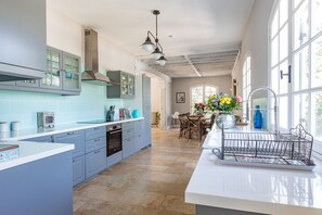 Fridge, microwave, oven, stovetop - Quiet 50's cottage - 12 p. - Private park & pool (Fourcès)