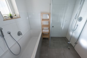 Badewanne, Handtücher, Toilettenpapier