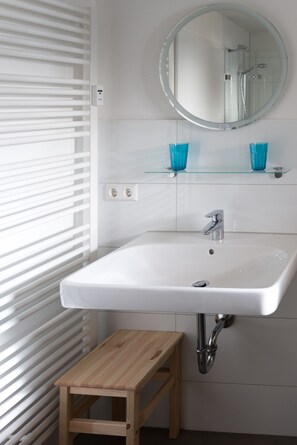 Bathtub, towels, toilet paper