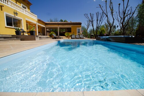 Luxury villa 160 m2 air-conditioned, fenced garden 4000m2, swimming pool, heated jacuzzi, animals