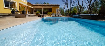 Luxury villa 160 m2 air-conditioned, fenced garden 4000m2, swimming pool, heated jacuzzi, animals