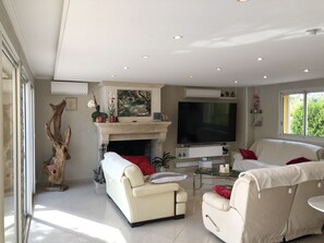Smart TV, fireplace, DVD player, offices