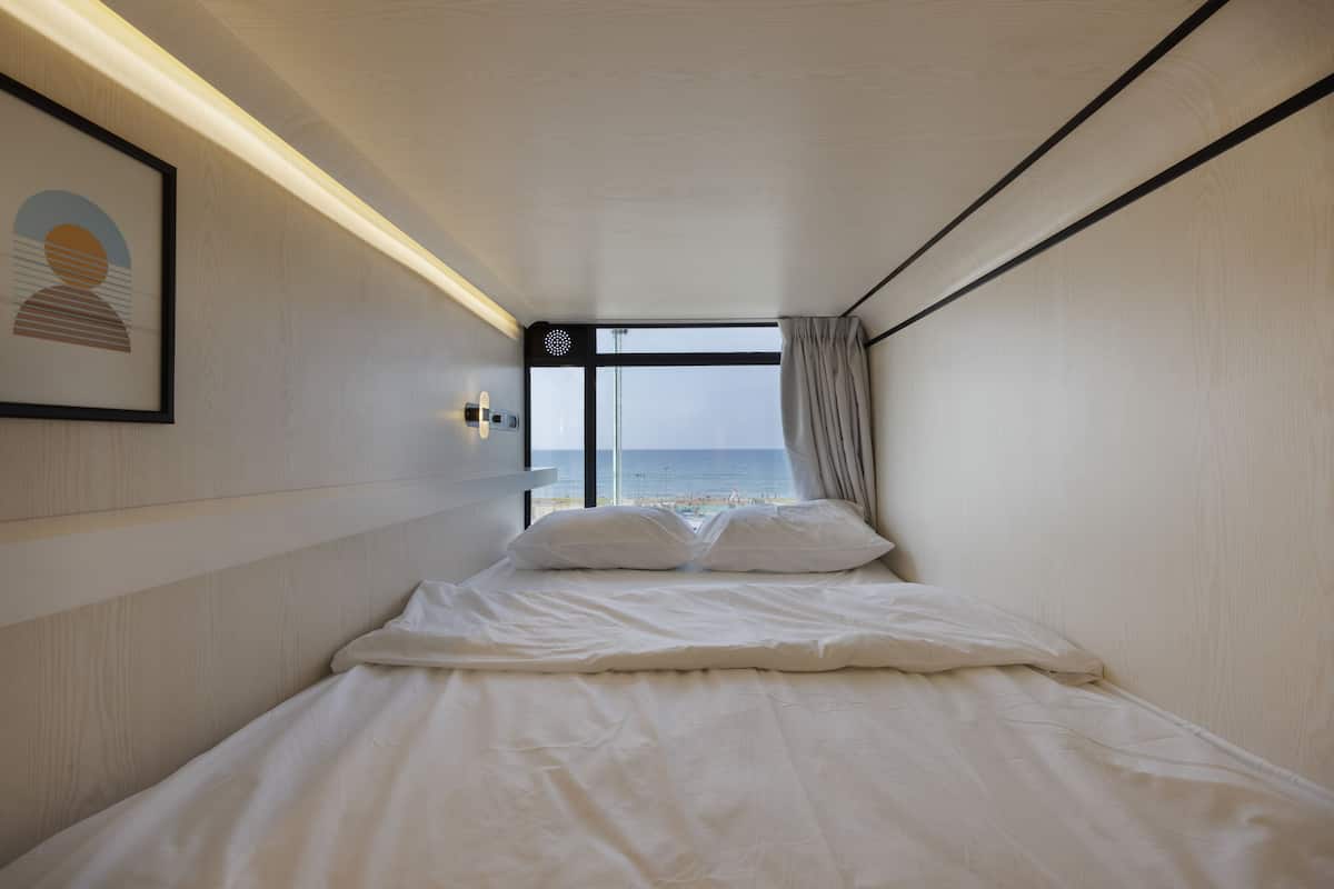 O Snug (Double Laydown Sea View) | Escritorio, espacio para trabajar con laptop y insonorización