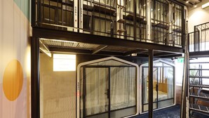 O Comfy (Double Tall Accessible) | Skrivebord, skrivebord for bærbar PC, lydisolert og wi-fi (inkludert)