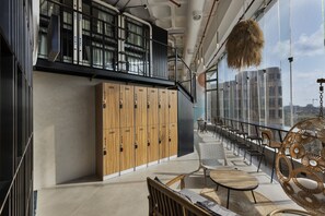 O Tight (Single Laydown) | Desk, laptop workspace, soundproofing, free WiFi - The O Pod Hotel (Tel Aviv)