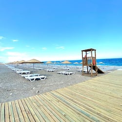 Praia particular nas proximidades, espreguiçadeiras, guarda-sóis