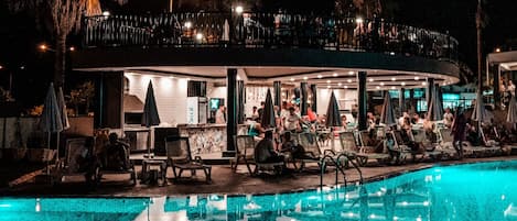Swim-up bar