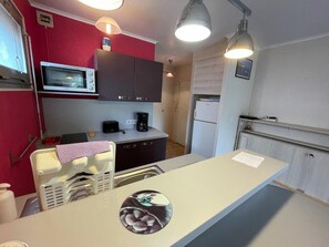 Fridge, microwave - Quiet studio steps from the beach with balcony and garage (Saint-Georges-de-Didonne)