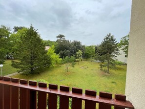 Property grounds - Quiet studio steps from the beach with balcony and garage (Saint-Georges-de-Didonne)