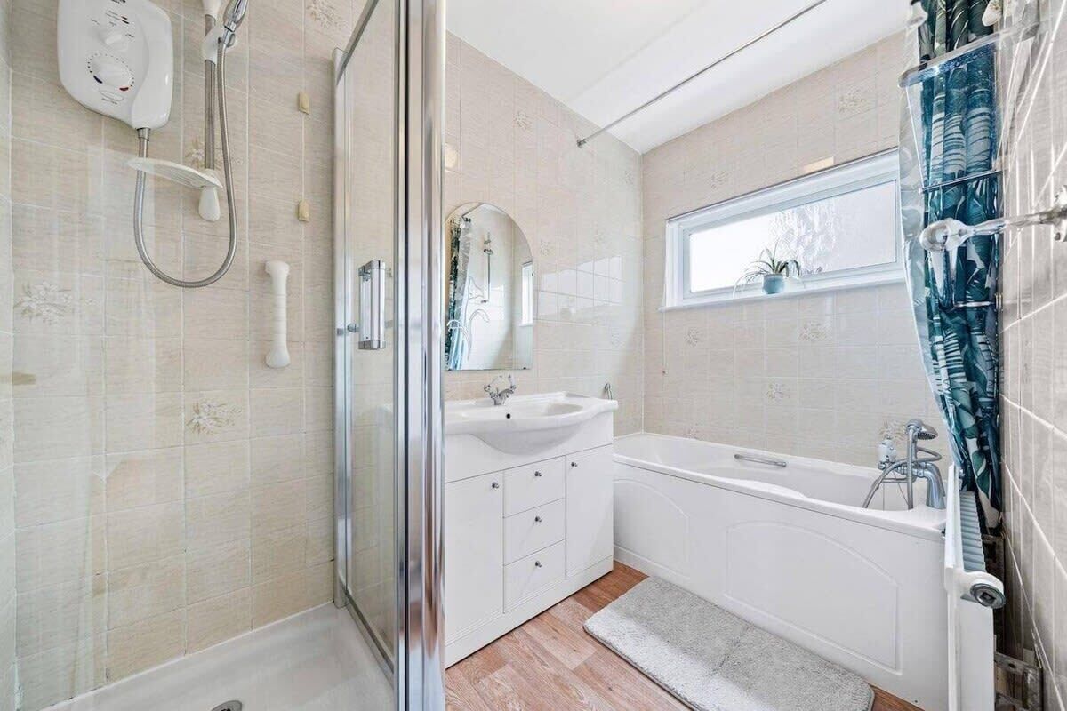 Bathtub, hair dryer, towels