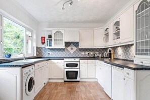 Fridge, oven, stovetop, dishwasher