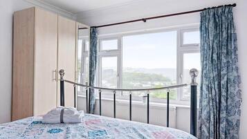 2 bedrooms, desk, iron/ironing board, travel crib