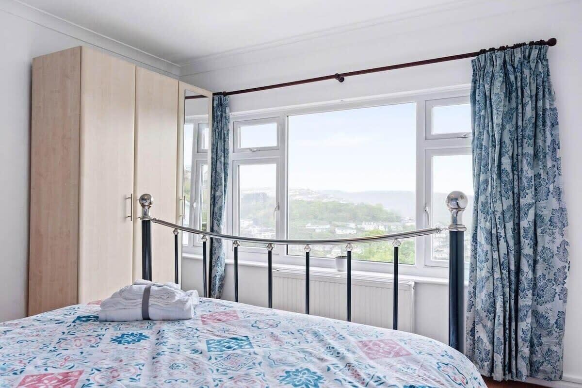 2 soverom, skrivebord, strykejern/-brett og reiseseng for barn