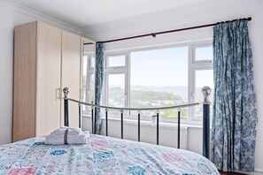 2 bedrooms, desk, iron/ironing board, travel crib