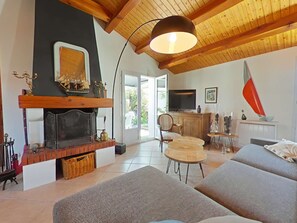 TV - Seaside House with Garden, Terrace, and Studio – 6 Guests, Near Beach and Shops (Noirmoutier-en-l'Île)