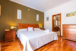 5 Schlafzimmer, Zimmersafe, Bügeleisen/Bügelbrett, kostenloses WLAN