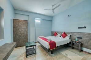 1 bedroom, Egyptian cotton sheets, premium bedding, desk