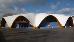 A large, white, curved building with yellow accents and blue doors. - 2-Bedroom Apartment in City Center with Terrace and Private Parking in Royan (Royan)