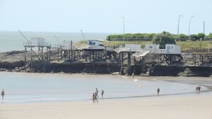 A beach with wooden structures and a clear sky. - 2-Bedroom Apartment in City Center with Terrace and Private Parking in Royan (Royan)