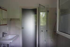 Een douche, een haardroger, handdoeken, zeep