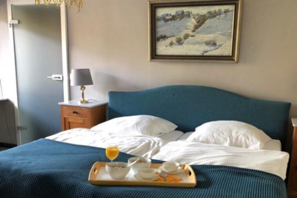 Conveniently Located Executive Apartment