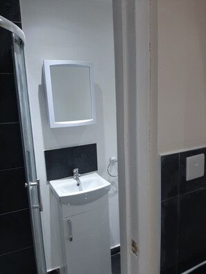 Chalet | Bathroom | Shower, free toiletries, towels