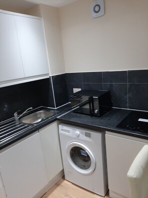 Chalet | Eigene Küche | Kühlschrank, Mikrowelle, Herdplatte, Wasserkocher mit Kaffee-/Teezubehör