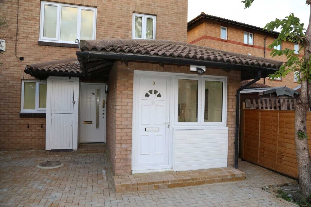 A A Guest Rooms: Stunning Studio Room Thamesmead