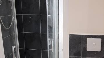 Chalet | Bathroom | Shower, free toiletries, towels