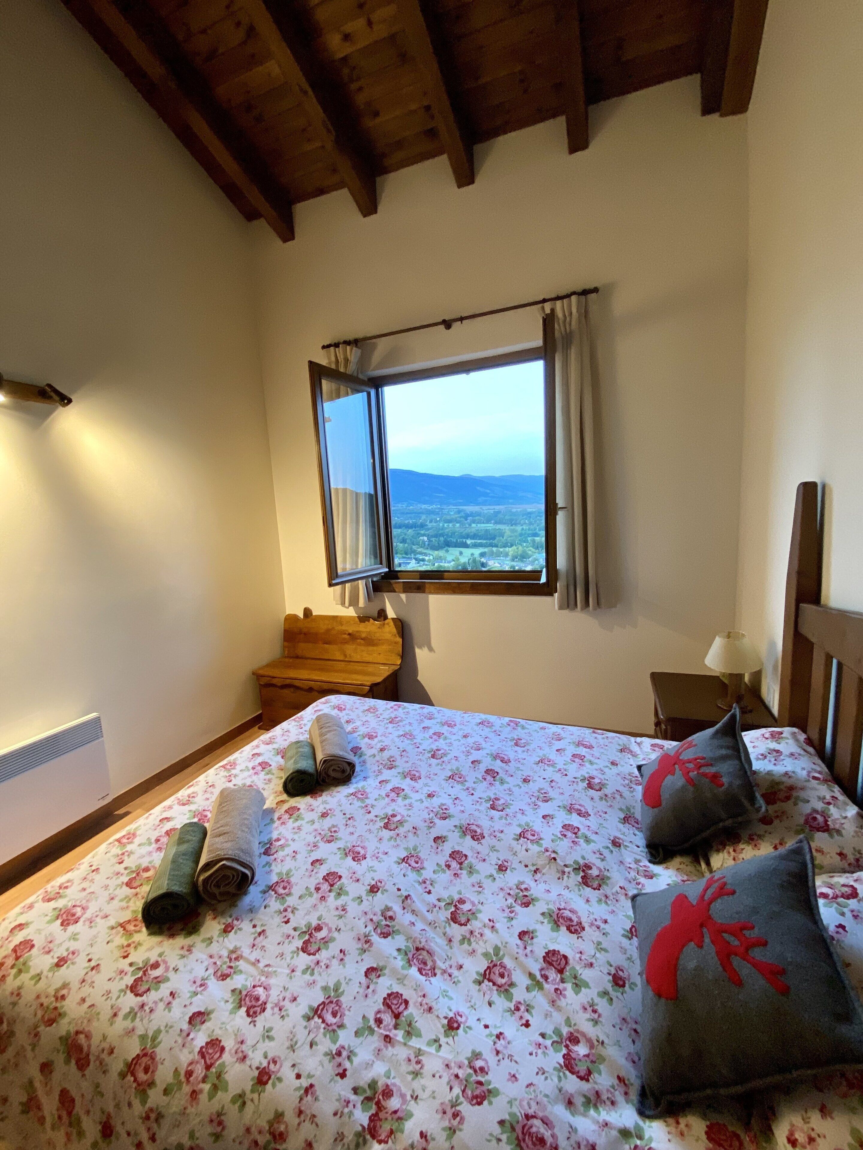 4 bedrooms, iron/ironing board, bed sheets
