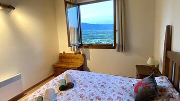 4 bedrooms, iron/ironing board, bed sheets