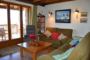 TV, fireplace, DVD player, stereo