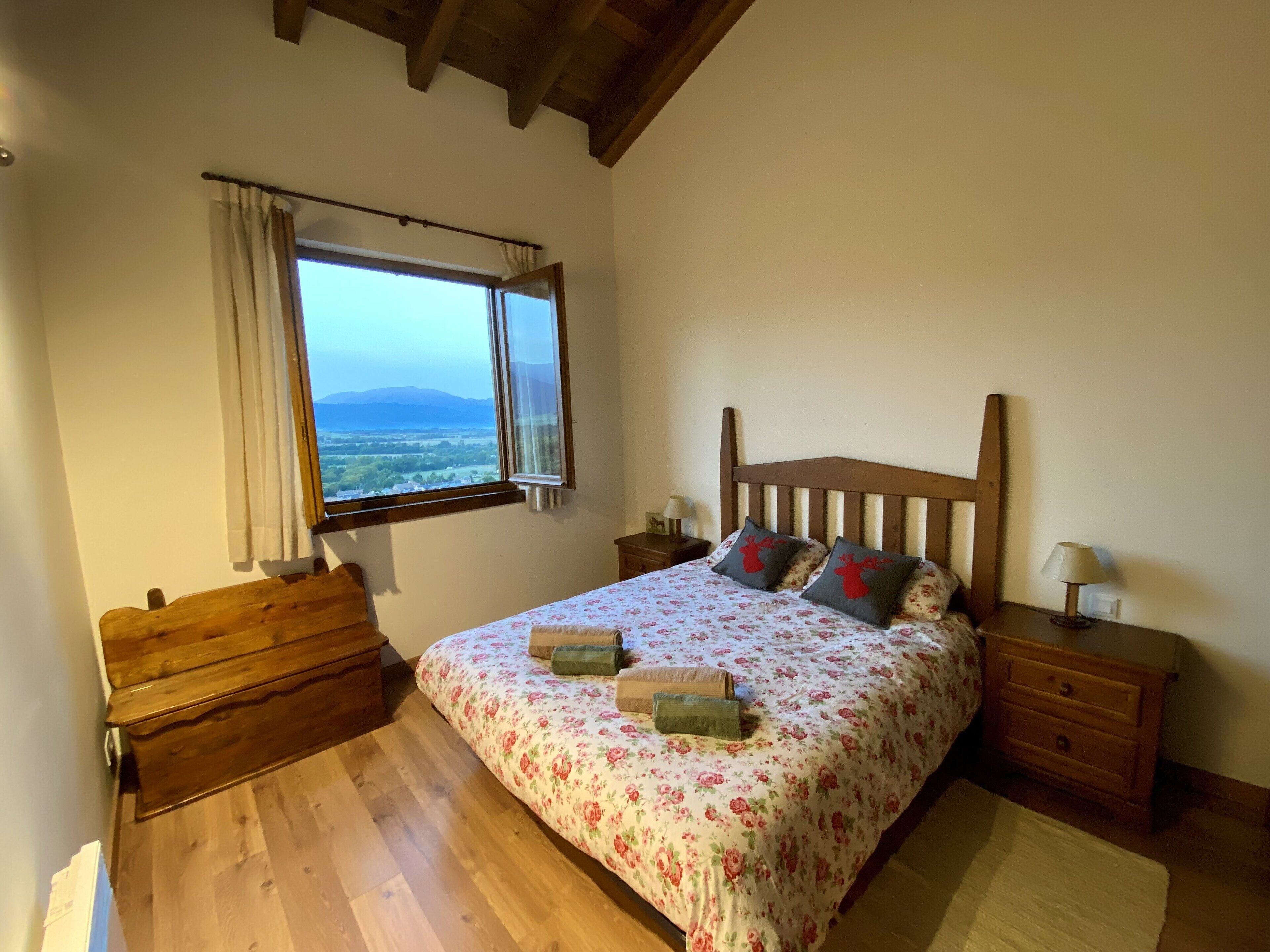 4 bedrooms, iron/ironing board, bed sheets