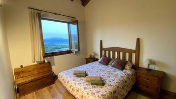 4 bedrooms, iron/ironing board, bed sheets