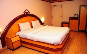 Superior Room | Iron/ironing board, bed sheets - Hotel Venus (Ootacamund)