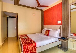 Family Triple Room | Iron/ironing board, bed sheets - Hotel Venus (Ootacamund)