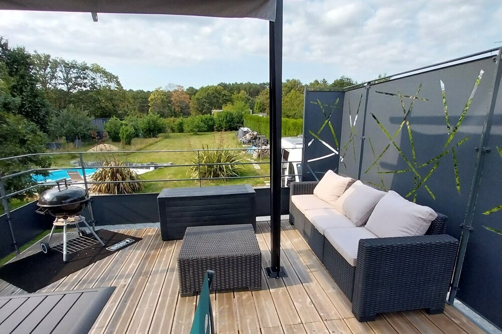 Apartment between land and sea