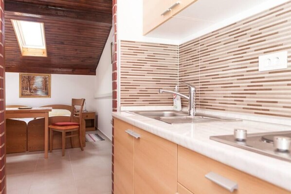 Kühlschrank, Wasserkocher mit Kaffee-/Teezubehör, Kaffeemühle