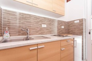 Kühlschrank, Wasserkocher mit Kaffee-/Teezubehör, Kaffeemühle