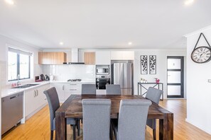 Fridge, microwave, oven, stovetop - Star View - 3 Bedrooms (Lake Tekapo)