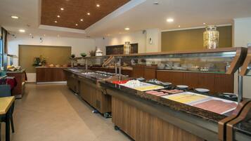 Desayuno buffet todos los días (con cargo)