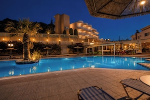Una piscina al aire libre de temporada