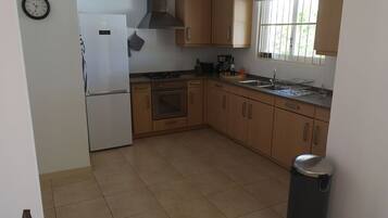 Fridge, oven, stovetop, coffee/tea maker