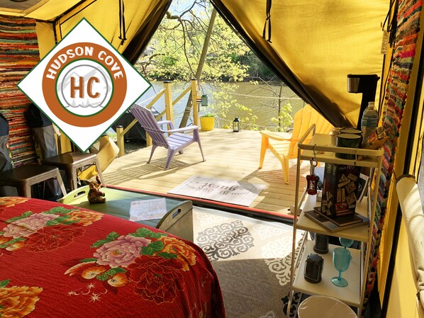 1 bedroom, bed sheets - Hudson Valley’s Private Waterfront Camping Getaway (Lake Katrine)