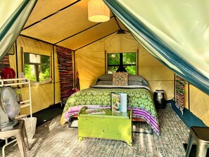 1 bedroom, bed sheets