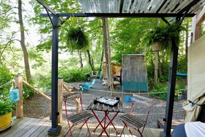 Outdoor dining - Hudson Valley’s Private Waterfront Camping Getaway (Lake Katrine)