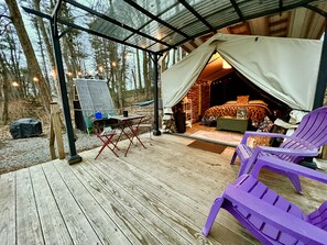 Outdoor dining - Hudson Valley’s Private Waterfront Camping Getaway (Lake Katrine)