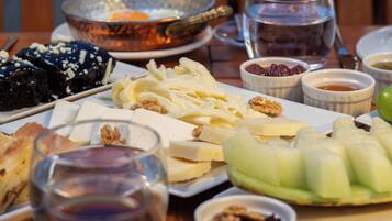 Variedad de alimentos como queso, nueces y frutas sobre una mesa.