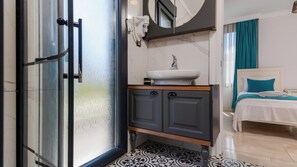 Deluxe Quadruple Room | In-room safe, desk, free WiFi, bed sheets - Cunda Garden  (Ayvalik)